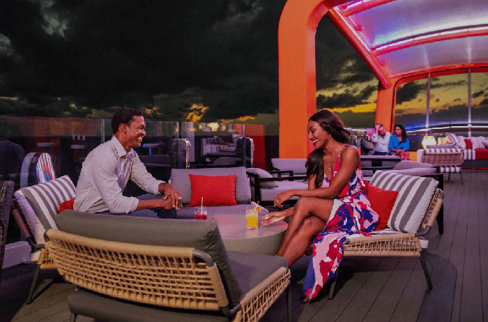 Le Bar présent sur le Magic Carpet d'un navire de Celebrity Cruises