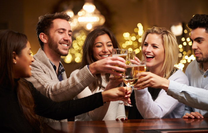 repas entre amis durant une croisière