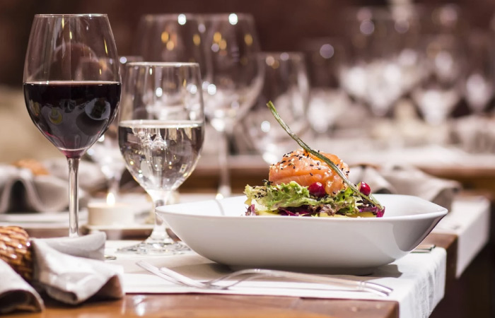 Une pension complète offrant des repas gastronomiques