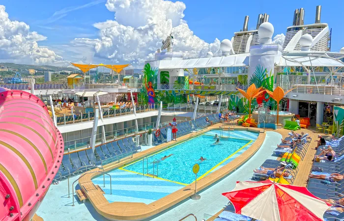Une piscine de l'Allure of the Seas