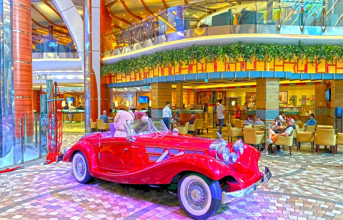 Le Cafe Promenade de l'Allure of the Seas