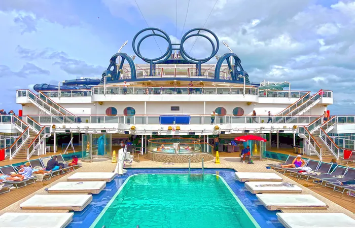 La piscine extérieure du MSC Seaside