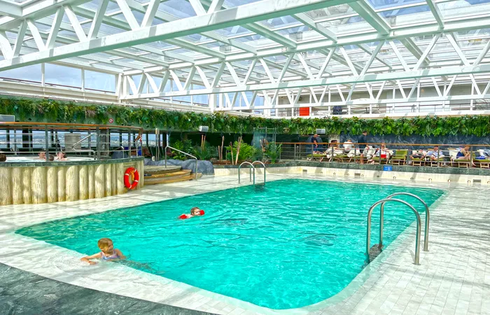 La piscine intérieure du MSC Seaside