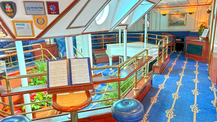 Le piano et menu du dîner du Star Flyer