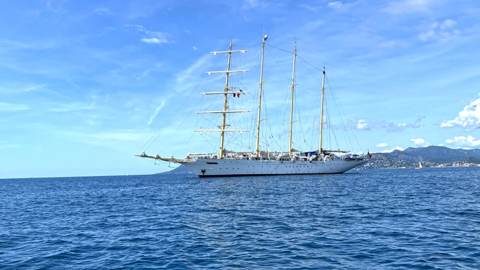 Le voilier Star Flyer au mouillage dans la baie de Cannes