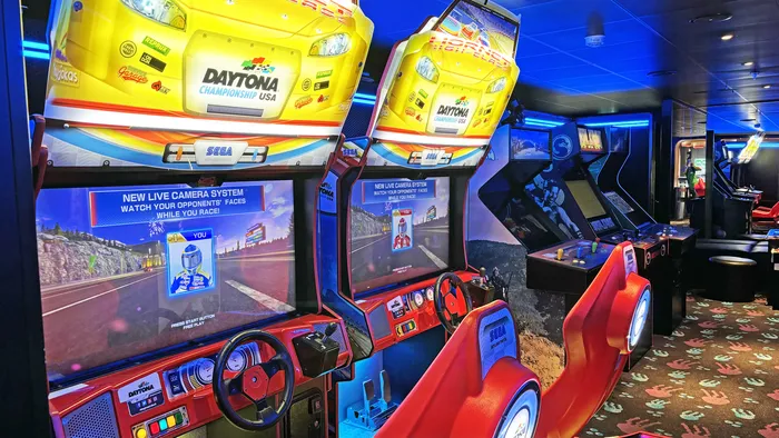 La salle d’arcade du Scarlet Lady
