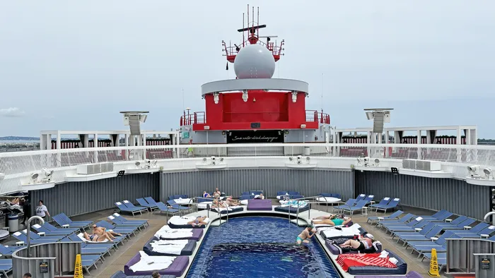 La piscine principale du Scarlet Lady