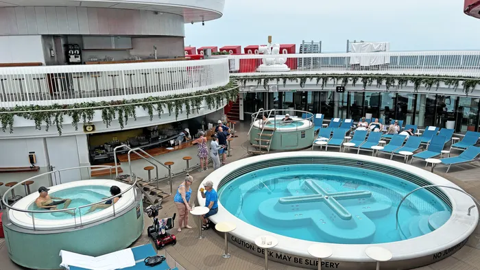Les jacuzzis du Scarlet Lady